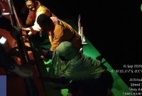 Proses evakuasi penumpang dan crew KM Wani, Selasa (15/9) malam (foto: istimewa)