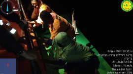 Proses evakuasi penumpang dan crew KM Wani, Selasa (15/9) malam (foto: istimewa)