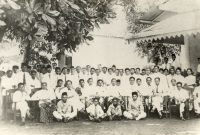 28 Oktober 1928 di halaman depan Gedung IC, Jl. Kramat 106, Jakarta. Tampak duduk dari kiri ke kanan antara lain (Prof.) Mr. Sunario, (Dr.) Sumarsono, (Dr.) Sapuan Saatrosatomo, (Dr.) Zakar, Antapermana, (Prof. Drs.) Moh. Sigit, (Dr.) Muljotarun, Mardani, Suprodjo, (Dr.) Siwy, (Dr.) Sudjito, (Dr.) Maluhollo. Berdiri dari kiri ke kanan antara lain (Prof. Mr.) Muh. Yamin, (Dr.) Suwondo (Tasikmalaya), (Prof. Dr.) Abu Hanafiah, Amilius, (Dr.) Mursito, (Mr.) Tamzil, (Dr.) Suparto, (Dr.) Malzar, (Dr.) M. Agus, (Mr.) Zainal Abidin, Sugito, (Dr.) H. Moh. Mahjudin, (Dr.) Santoso, Adang Kadarusman, (Dr.) Sulaiman, Siregar, (Prof. Dr.) Sudiono Pusponegoro, (Dr.) Suhardi Hardjolukito, (Dr.) Pangaribuan Siregar dan lain-lain (foto: istimewa)