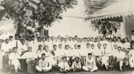 28 Oktober 1928 di halaman depan Gedung IC, Jl. Kramat 106, Jakarta. Tampak duduk dari kiri ke kanan antara lain (Prof.) Mr. Sunario, (Dr.) Sumarsono, (Dr.) Sapuan Saatrosatomo, (Dr.) Zakar, Antapermana, (Prof. Drs.) Moh. Sigit, (Dr.) Muljotarun, Mardani, Suprodjo, (Dr.) Siwy, (Dr.) Sudjito, (Dr.) Maluhollo. Berdiri dari kiri ke kanan antara lain (Prof. Mr.) Muh. Yamin, (Dr.) Suwondo (Tasikmalaya), (Prof. Dr.) Abu Hanafiah, Amilius, (Dr.) Mursito, (Mr.) Tamzil, (Dr.) Suparto, (Dr.) Malzar, (Dr.) M. Agus, (Mr.) Zainal Abidin, Sugito, (Dr.) H. Moh. Mahjudin, (Dr.) Santoso, Adang Kadarusman, (Dr.) Sulaiman, Siregar, (Prof. Dr.) Sudiono Pusponegoro, (Dr.) Suhardi Hardjolukito, (Dr.) Pangaribuan Siregar dan lain-lain (foto: istimewa)