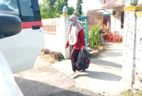 Warga yang positip corona dievakuasi ke ruang isolasi, Kamis (1/10) 