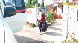 Warga yang positip corona dievakuasi ke ruang isolasi, Kamis (1/10) 