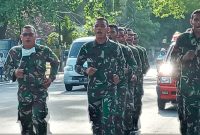 Prabinsa Kodim Sikka melakukan longmarch pulang ke Makodim, Jumat (2/10)