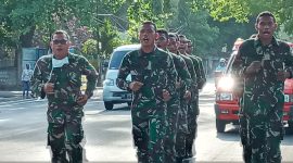 Prabinsa Kodim Sikka melakukan longmarch pulang ke Makodim, Jumat (2/10)