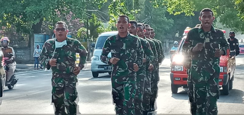 Prabinsa Kodim Sikka melakukan longmarch pulang ke Makodim, Jumat (2/10)