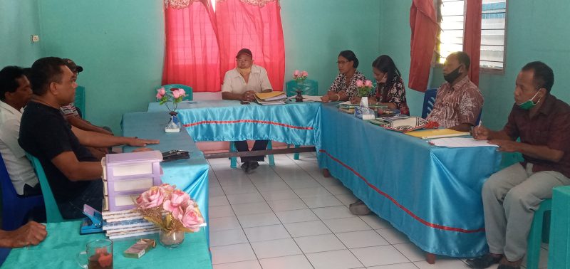 Keluarga VDW melaporkan dugaan perbuatan amoral Kepala Desa Nita, Senin (5/10)