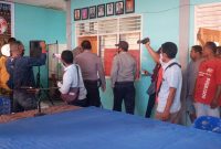 Polisi menggagalkan rencana penyegelan ruang kerja Kantor Desa Nita, Senin (5/10)