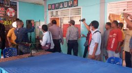 Polisi menggagalkan rencana penyegelan ruang kerja Kantor Desa Nita, Senin (5/10)