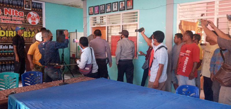 Polisi menggagalkan rencana penyegelan ruang kerja Kantor Desa Nita, Senin (5/10)
