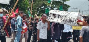 Mahasiswa Usung Peti Jenazah Bertuliskan RIP Presiden