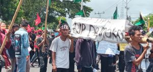 Mahasiswa Usung Peti Jenazah Bertuliskan RIP Presiden