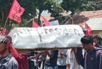 Mahasiswa mengusung peti jenazah saat menolak UU Omnibus Law