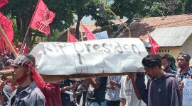 Mahasiswa mengusung peti jenazah saat menolak UU Omnibus Law