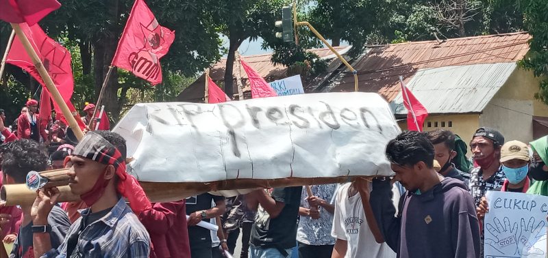Mahasiswa mengusung peti jenazah saat menolak UU Omnibus Law
