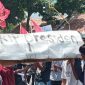 Mahasiswa mengusung peti jenazah saat menolak UU Omnibus Law