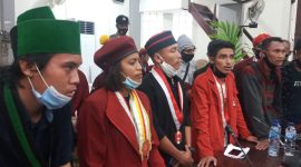 Pimpinan Cipayung Plus gelar jumpa pers di ruang paripurna DPRD Sikka, Jumat (9/10)