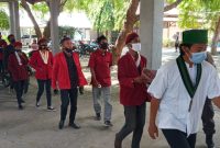 Mahasiswa Cipayung Plus menuju ruang rapat Komisi 1, Senin (12/10)