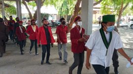 Mahasiswa Cipayung Plus menuju ruang rapat Komisi 1, Senin (12/10)