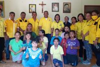 Pengurus Partai Golkar Sikka pose bersama Pimpinan dan anak-anak berkebutuhan khusus di Panti Asuhan Susteran Alma, Selasa (20/10)