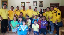 Pengurus Partai Golkar Sikka pose bersama Pimpinan dan anak-anak berkebutuhan khusus di Panti Asuhan Susteran Alma, Selasa (20/10)