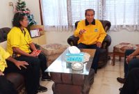 Mantan Ketua Partai Golkar NTT Daniel Woda Pale berdialog dengan Pengurus Partai Golkar Sikka, Selasa (20/10)