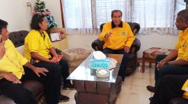 Mantan Ketua Partai Golkar NTT Daniel Woda Pale berdialog dengan Pengurus Partai Golkar Sikka, Selasa (20/10)