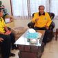 Mantan Ketua Partai Golkar NTT Daniel Woda Pale berdialog dengan Pengurus Partai Golkar Sikka, Selasa (20/10)