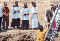 Uskup Maumere Martinus Edwaldus Sedu meletakkan batu pertama pembangunan gedung kampus baru STFK Ledalero, Sabtu (31/10)
