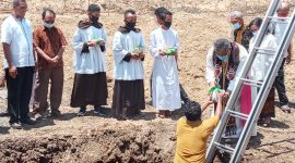 Uskup Maumere Martinus Edwaldus Sedu meletakkan batu pertama pembangunan gedung kampus baru STFK Ledalero, Sabtu (31/10)