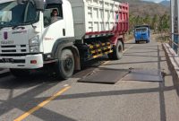 Lubang pada badan Jembatan Nangahale ditutupi  plat deker (foto: istimewa)
