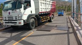 Lubang pada badan Jembatan Nangahale ditutupi  plat deker (foto: istimewa)
