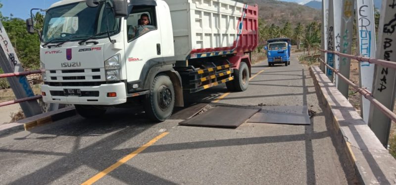 Lubang pada badan Jembatan Nangahale ditutupi  plat deker (foto: istimewa)
