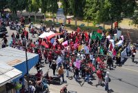 Demonstran membentuk kerumunan tanpa jaga jarak