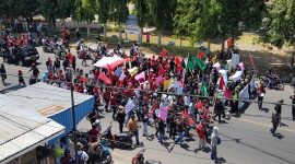 Demonstran membentuk kerumunan tanpa jaga jarak