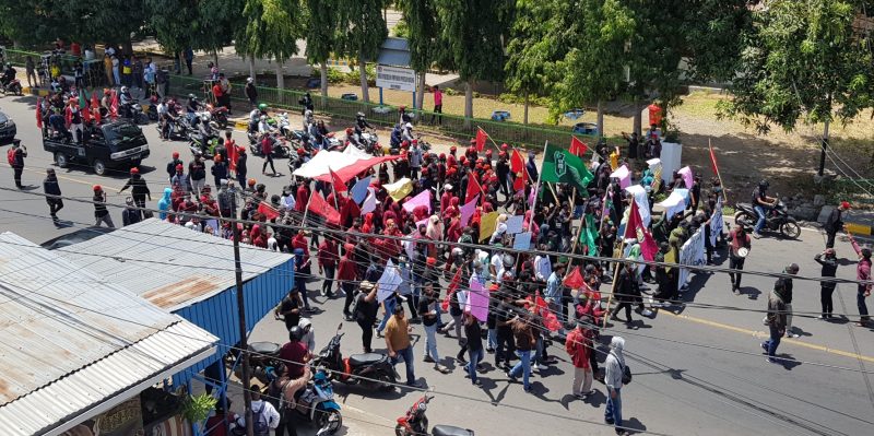 Demonstran membentuk kerumunan tanpa jaga jarak