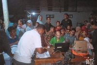 Suasana perekaman dan pencetakan KIA di Desa Kojadoi, Sabtu (17/10)