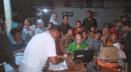 Suasana perekaman dan pencetakan KIA di Desa Kojadoi, Sabtu (17/10)