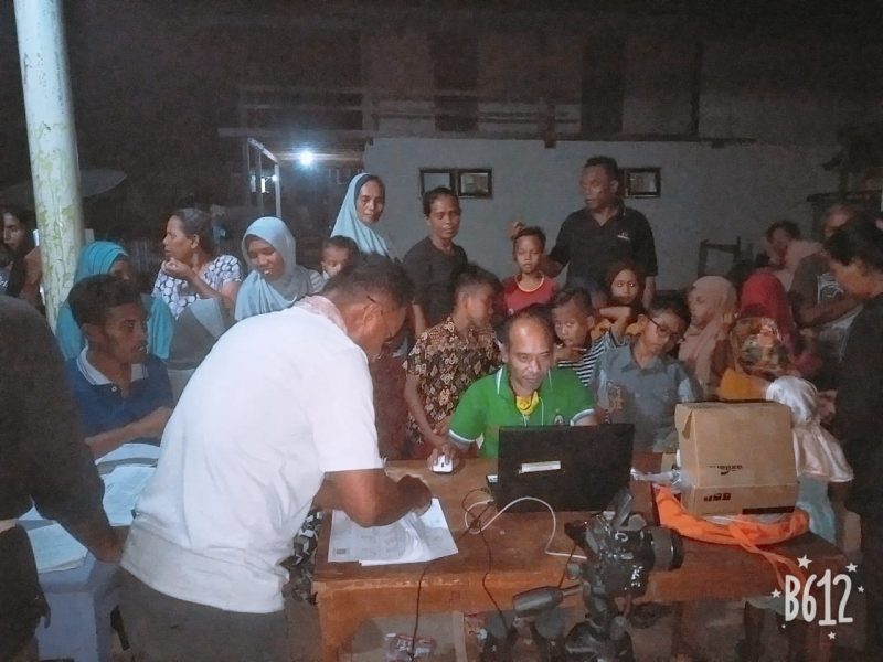 Suasana perekaman dan pencetakan KIA di Desa Kojadoi, Sabtu (17/10)