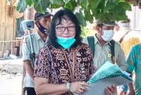 Anik Sumaryati, Panitera dari PN Maumere sedang memberikan penjelasan sebelum praeksekusi di Kelurahan Wairotang, Kamis (5/11)