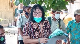 Anik Sumaryati, Panitera dari PN Maumere sedang memberikan penjelasan sebelum praeksekusi di Kelurahan Wairotang, Kamis (5/11)