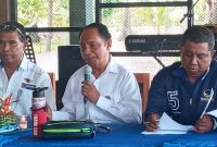 Ketua Partai Nasdem Sikka Romanus Woga saat menggelar jumpa pers di Hotel Wailiti, Rabu (11/11)