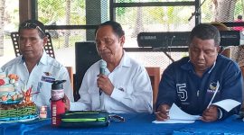 Ketua Partai Nasdem Sikka Romanus Woga saat menggelar jumpa pers di Hotel Wailiti, Rabu (11/11)