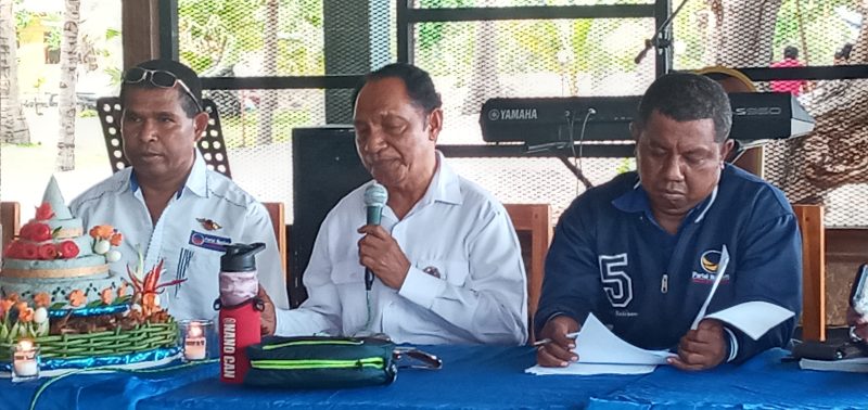 Ketua Partai Nasdem Sikka Romanus Woga saat menggelar jumpa pers di Hotel Wailiti, Rabu (11/11)
