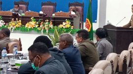 Bupati Sikka Fransiskus Roberto Diogo sedang menyampaikan Pengantar Nota Keuangan atas RAPBD 2021, Rabu (18/11) malam