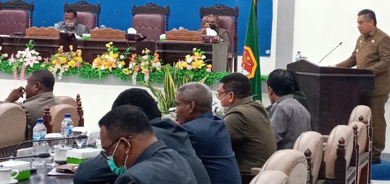 Bupati Sikka Fransiskus Roberto Diogo sedang menyampaikan Pengantar Nota Keuangan atas RAPBD 2021, Rabu (18/11) malam