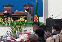 Ketua Fraksi Partai Golkar Maria Angelorum Mayestatis sedang membacakan pemandangan umum fraksi, Kamis (19/11) malam