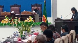 Ketua Fraksi Partai Golkar Maria Angelorum Mayestatis sedang membacakan pemandangan umum fraksi, Kamis (19/11) malam