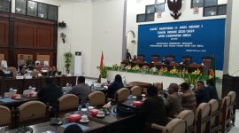 Suasana ruangan paripurna DPRD Sikka, Jumat (20/11) malam