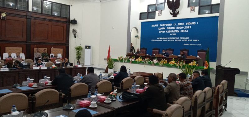 Suasana ruangan paripurna DPRD Sikka, Jumat (20/11) malam