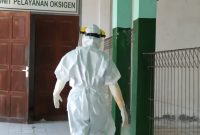 Tenaga kesehatan di RSUD TC Hillers beberapa waktu lalu (foto: istimewa)